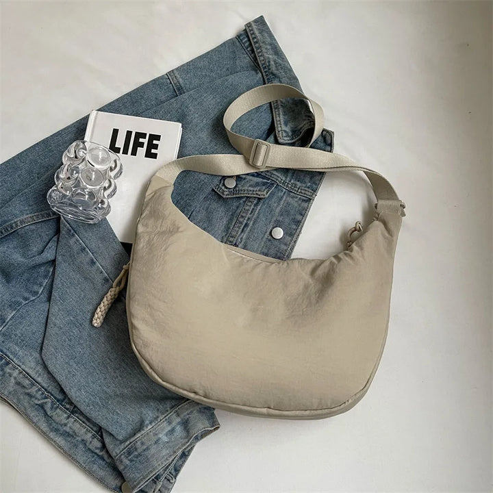 Sac banane femme oversize avec large bandoulière confortable et ajustable, style moderne.