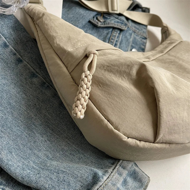 Sac banane femme oversize en nylon déperlant, style moderne et très pratique au quotidien.