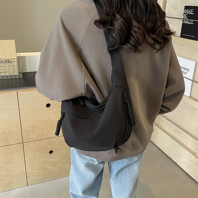 Sac banane femme confortable et oversize, en nylon léger pour un usage quotidien aisé.