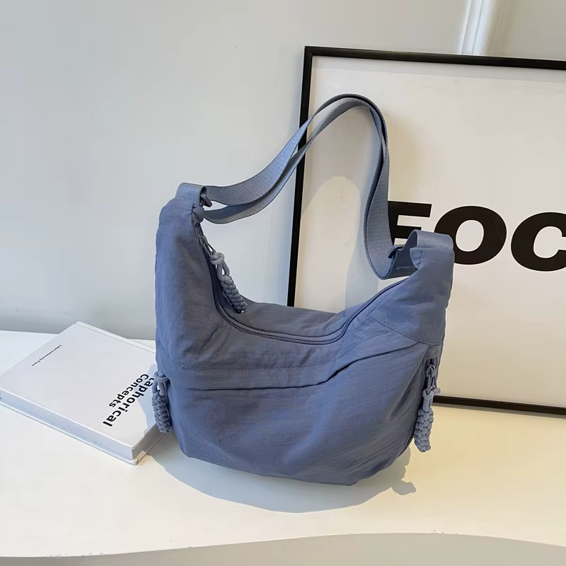 Accessoire mode sac banane femme oversize, chic et fonctionnel, en nylon résistant.