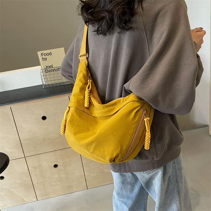 Grand sac banane femme déperlant, parfait pour transporter téléphone, portefeuille et clés.