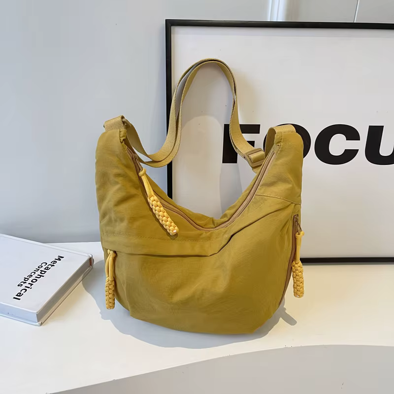 Sac banane femme tendance, modèle oversize en nylon résistant, idéal pour usage quotidien.