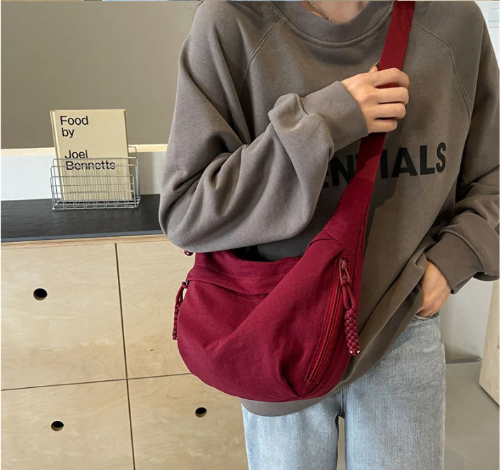 Sac banane femme en nylon déperlant oversize, noir, avec bandoulière ajustable.