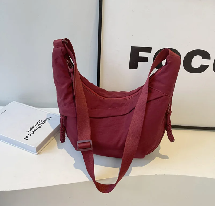 Sac banane oversize polyvalent pour femme, avec poche zippée, idéal pour voyager et organiser.