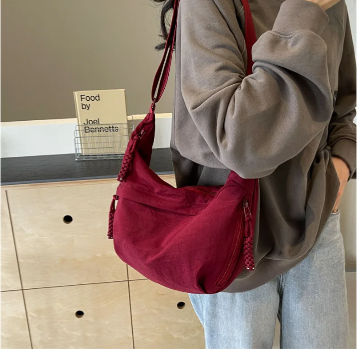 Sac banane élégant femme, grand format, en nylon résistant, pour un quotidien stylé et organisé.