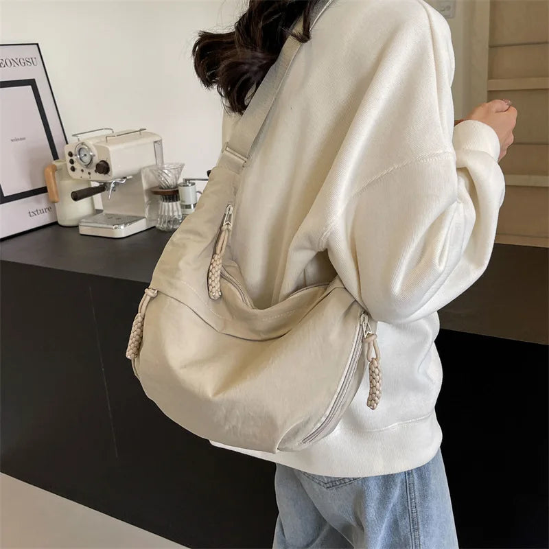 Grand sac banane femme oversize et pratique pour transporter vos essentiels.