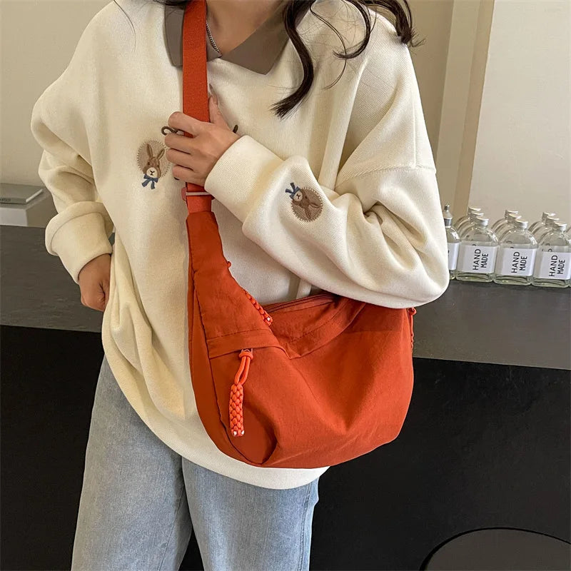 Sac banane oversize pour femme, porté épaule ou taille, en nylon déperlant.