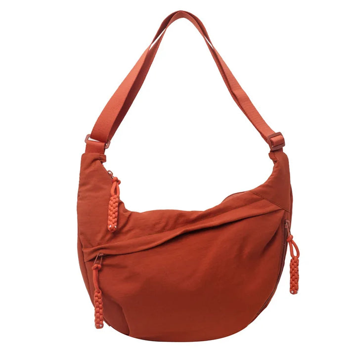 Sac banane noir oversize en nylon déperlant, bandoulière réglable, style femme urbain.