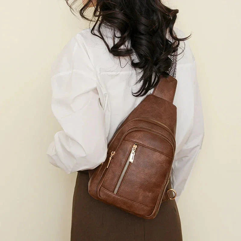 Sac banane féminin Pauline en cuir PU noir, design rétro élégant, avec bandoulière réglable, gros plan