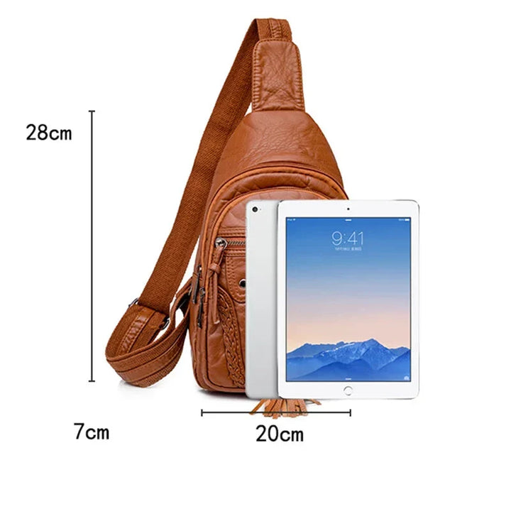 Sac banane femme en cuir PU rouge, vue latérale, compact et élégant, accent rétro distinctif.