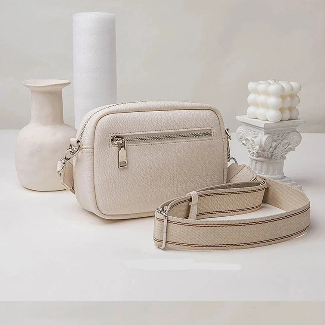 Sac banane femme rectangulaire crème, en similicuir, pratique pour porter vos essentiels avec style.