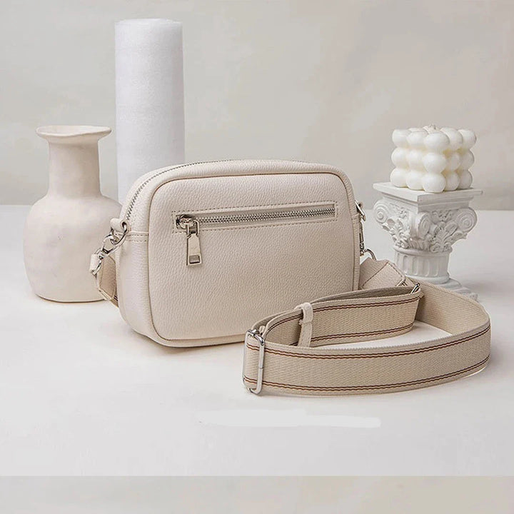 Sac banane femme rectangulaire crème, en similicuir, pratique pour porter vos essentiels avec style.