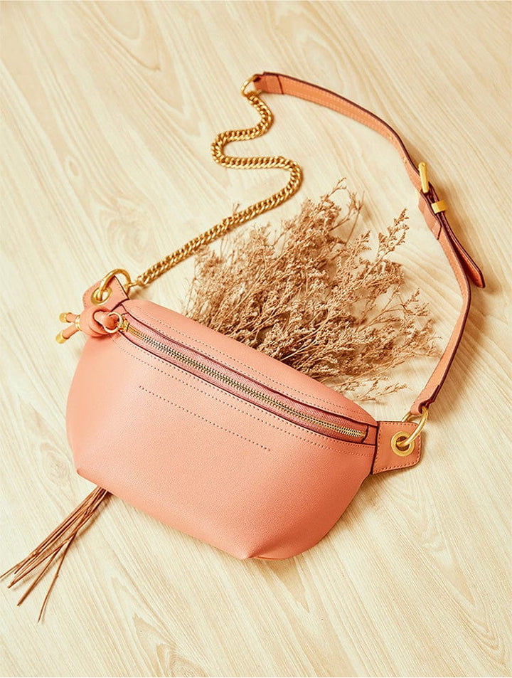 Sac banane pour femme en cuir noir Thaïs, idéal pour un look moderne et compléter une tenue élégante. polyvalent.