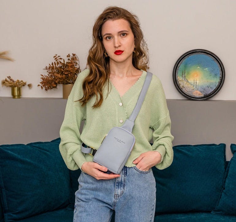 Femme portant un sac banane tendance en cuir PU rouge, accessoire de mode urbain
