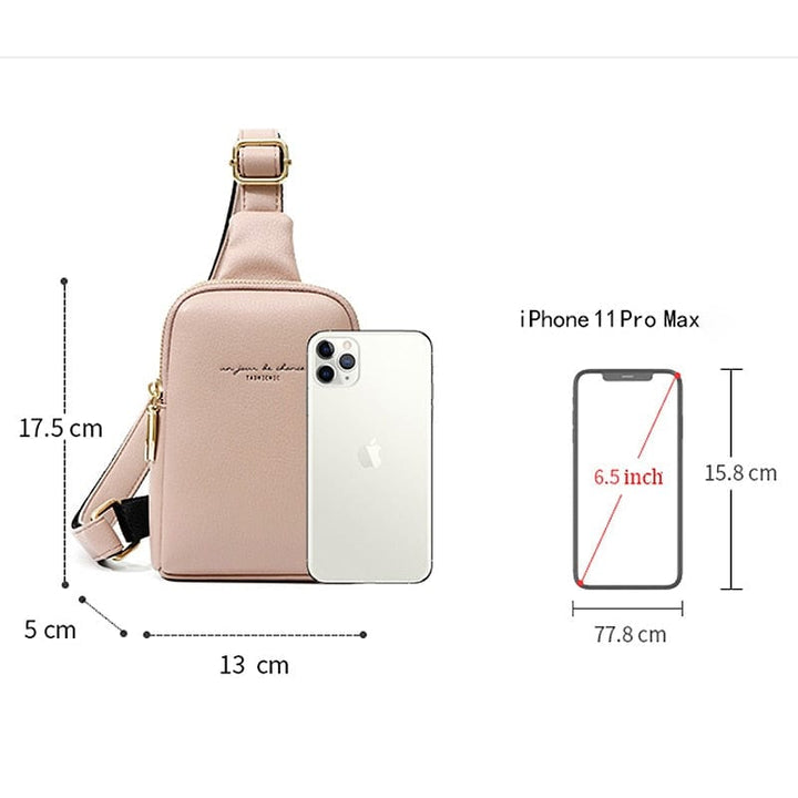 Mains d'une femme ajustant sac banane en cuir PU, accessoire pratique et élégant
