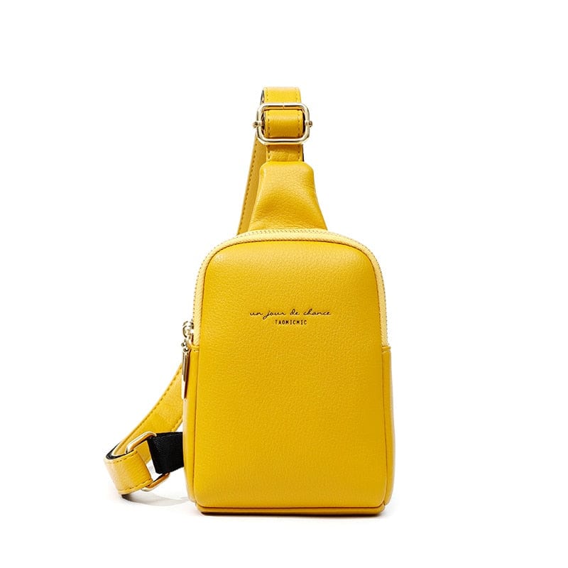 Détail de la boucle métallique sur sac banane en cuir PU gris, accent tendance femme