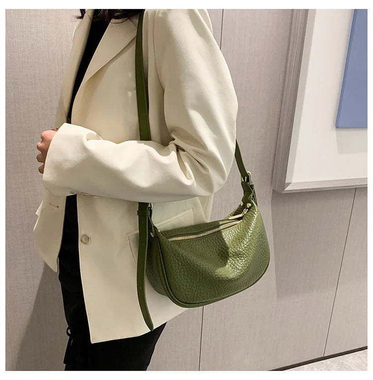 Élégant sac banane vert pour femme en similicuir, parfait comme accessoire de mode polyvalent et tendance.