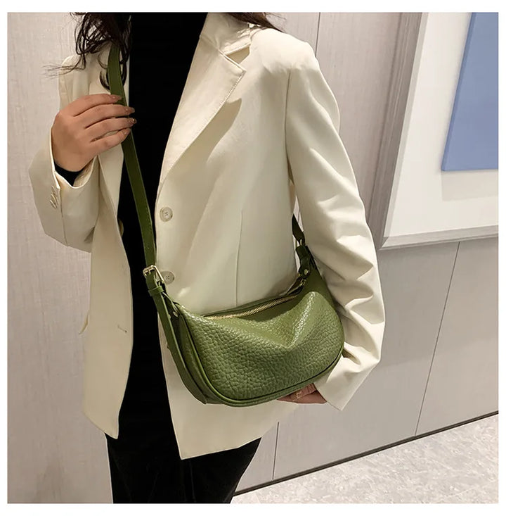 Sac banane vert pomme pour femme, porté à la taille ou en bandoulière. Idéal pour un style décontracté et moderne.