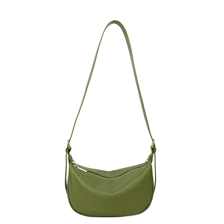 Sac banane femme vert sapin en similicuir, design moderne. Accessoire mode pratique pour garder les mains libres avec style.