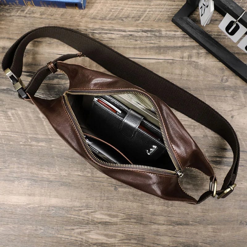 Sacoche homme en cuir vintage, portée en bandoulière, idéale pour les essentiels du quotidien.