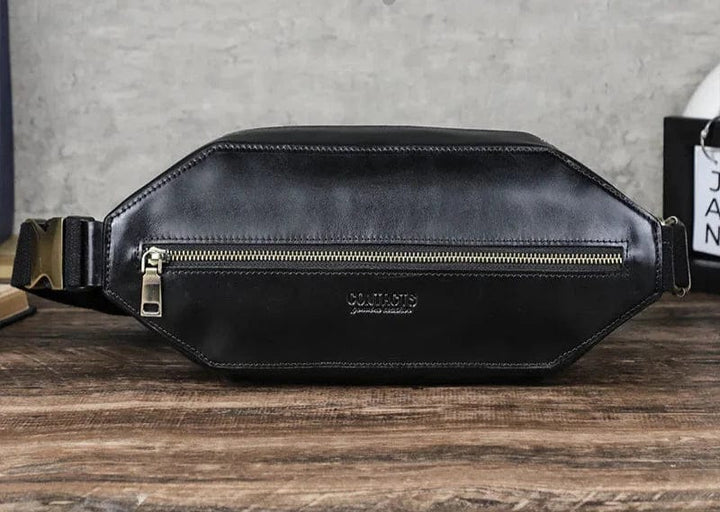 Sac banane vintage en cuir brun, avec sangle ajustable, parfait pour le voyage et l'aventure.