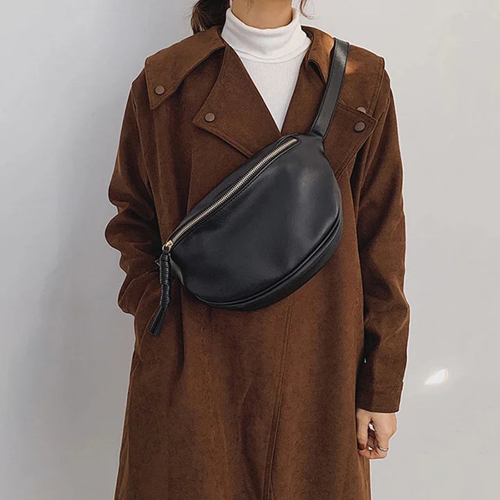 Sac banane XL femme en similicuir noir, élégant et pratique pour un look urbain moderne.