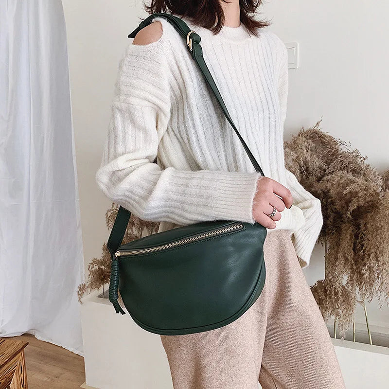 Grand sac banane urbain pour femme, idéal pour transporter vos essentiels avec style et confort.