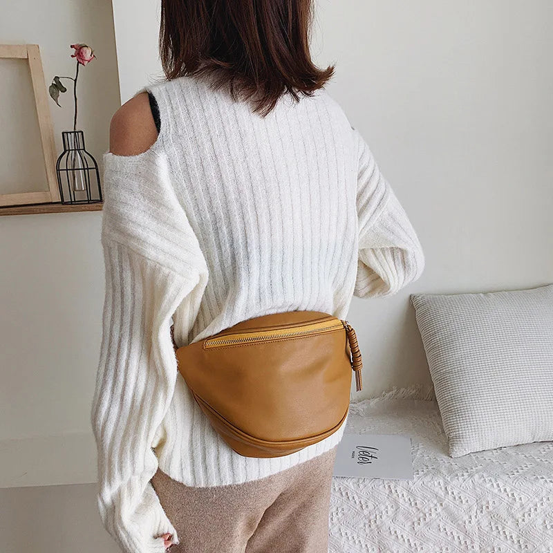 Sac à main banane XL en similicuir, design chic et tendance, parfait pour la femme moderne.