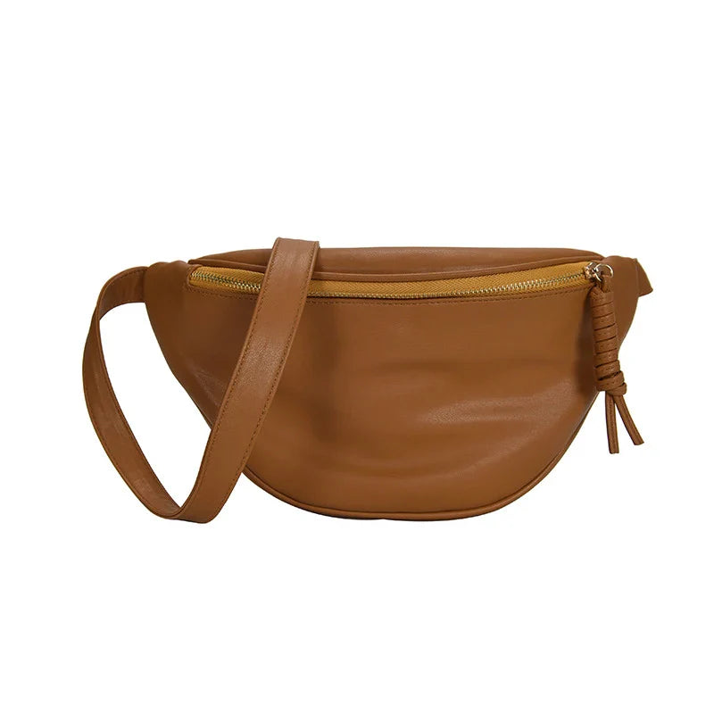 Détail du sac banane femme XL en similicuir, texture souple, fermeture éclair visible.