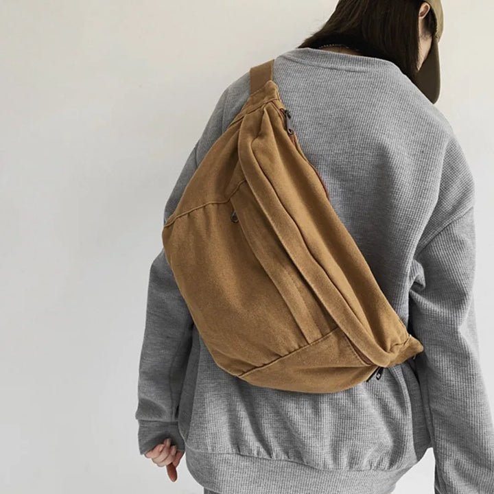Accessoire mode femme: sac banane XXL en tissu, ultra pratique et stylé.
