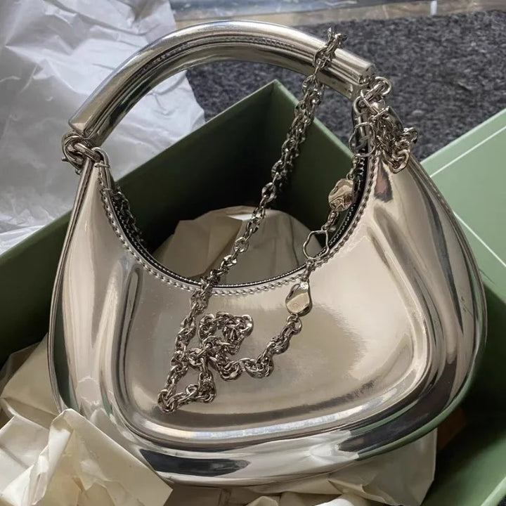 Sac à main argenté brillant pour femmes, bandoulière ajustable, style moderne et chic.
