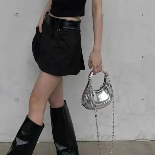 Accessoire de mode: sac bandoulière argenté design moderne, parfait pour femme chic.