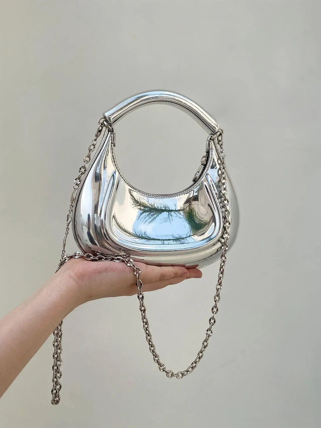 Sac argenté compact et élégant pour femme, bandoulière fine, idéal accessoire soirée.