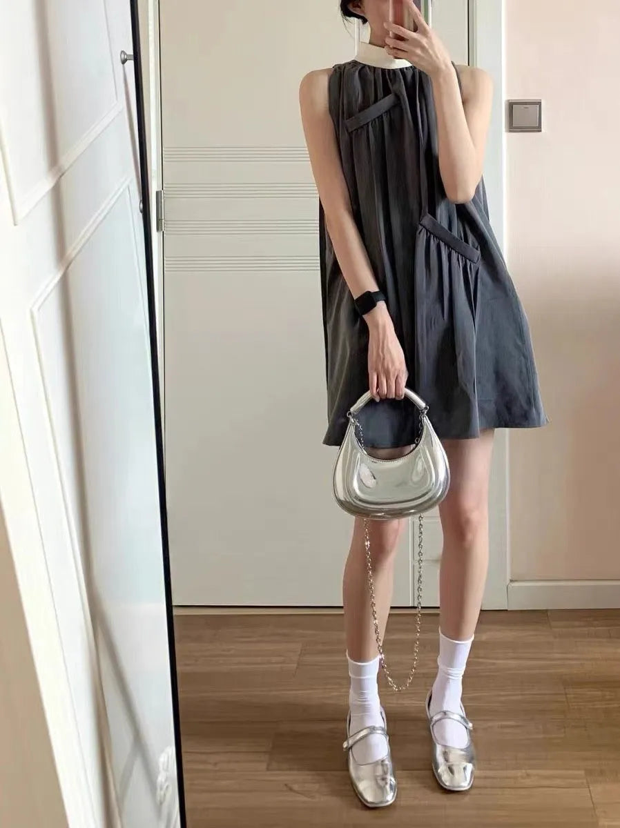 Sac bandoulière femme argenté, texture brillante, accessoire tendance et moderne.