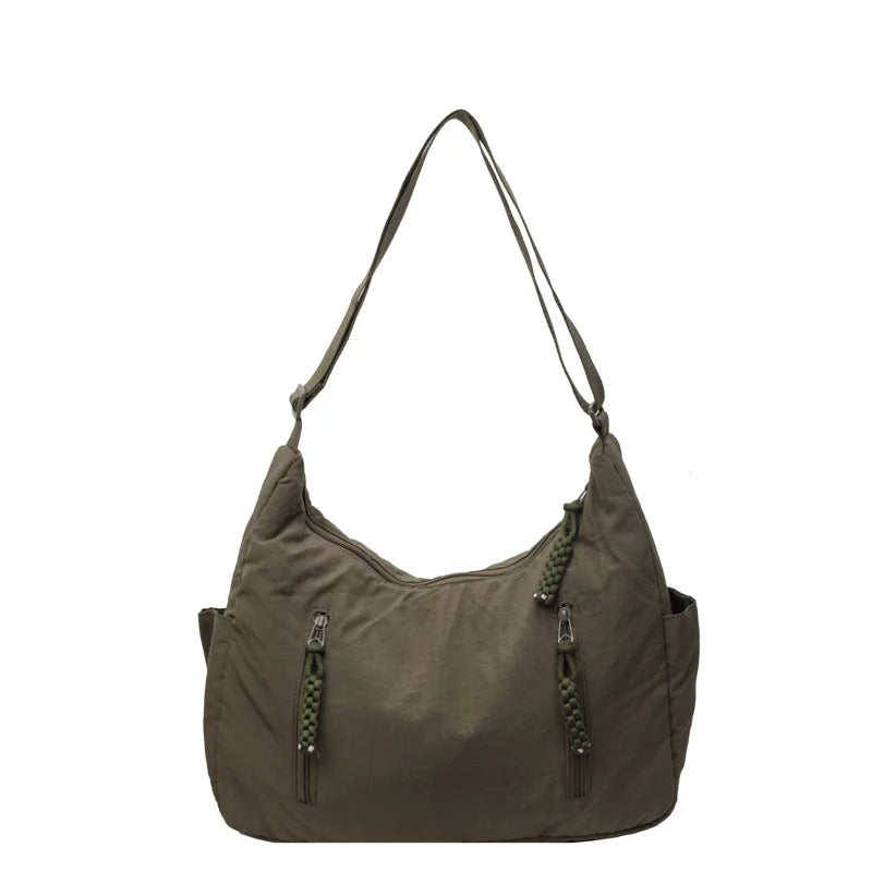 Découvrez ce sac bandoulière besace femme, en nylon robuste, léger et idéal pour l'organisation de vos effets.