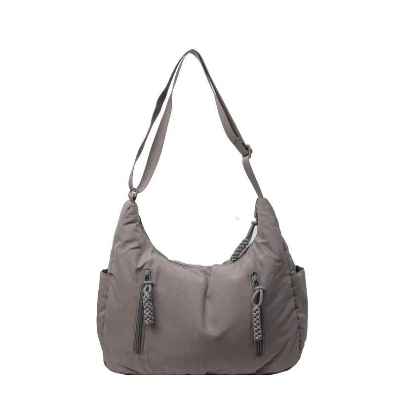 Sac léger et polyvalent en nylon, bandoulière réglable, parfait pour le style et la commodité de la femme moderne.