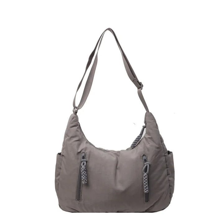 Sac léger et polyvalent en nylon, bandoulière réglable, parfait pour le style et la commodité de la femme moderne.