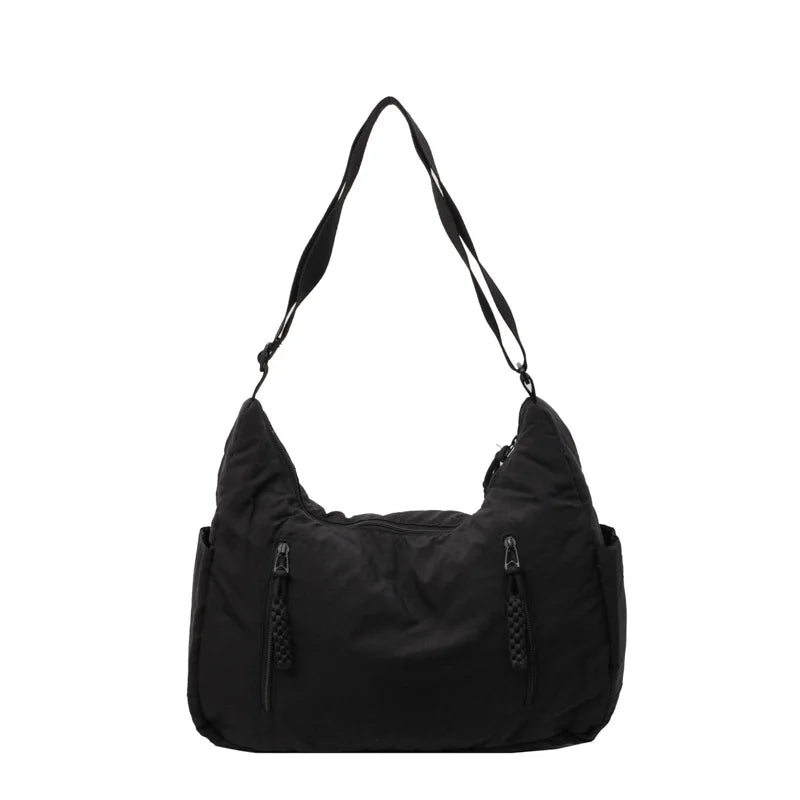 Sac de voyage léger en nylon pour femme, avec bandoulière confortable pour une mobilité sans effort.