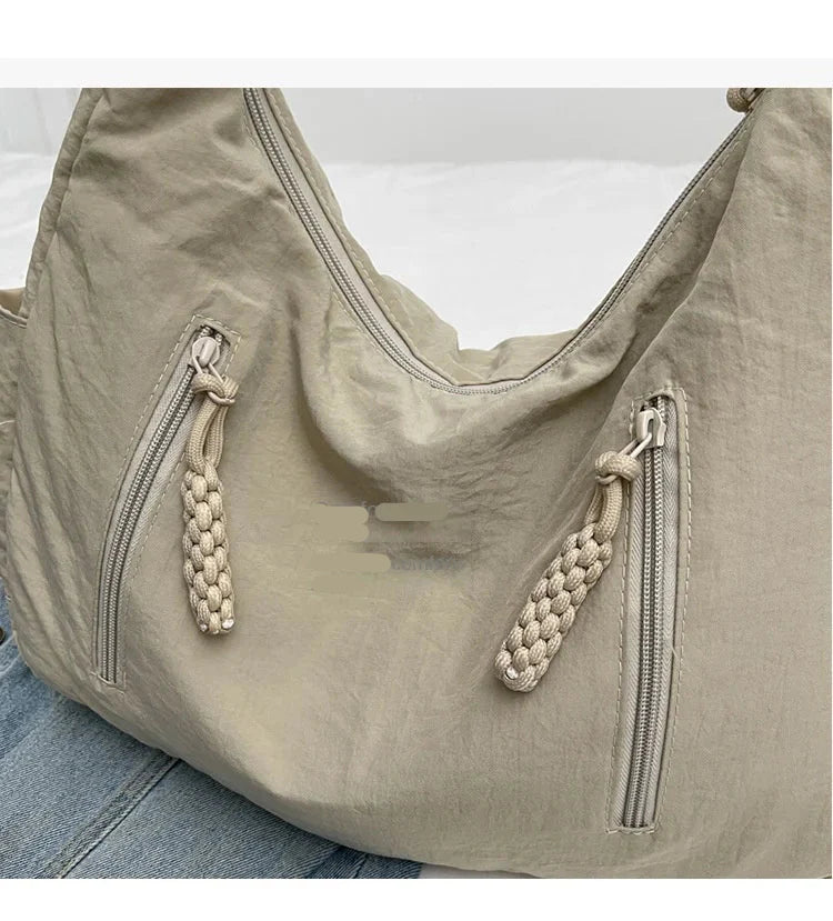 Sac d'épaule besace femme, design épuré et léger en nylon, un must pour la mode et la fonctionnalité.