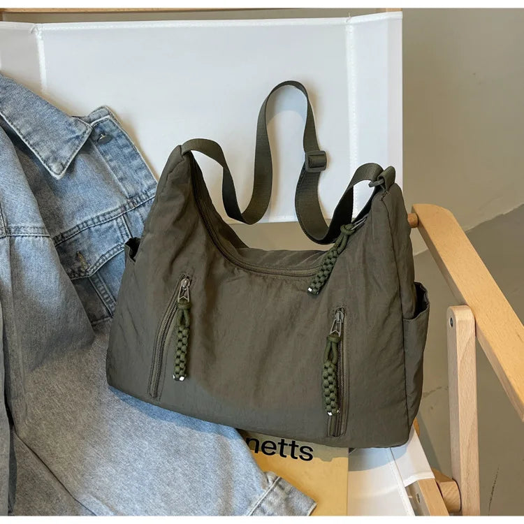 Sac besace en nylon résistant et léger, parfait comme accessoire de mode pratique pour femme.