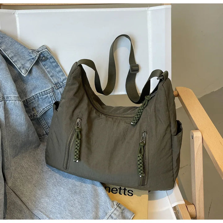 Sac besace en nylon résistant et léger, parfait comme accessoire de mode pratique pour femme.