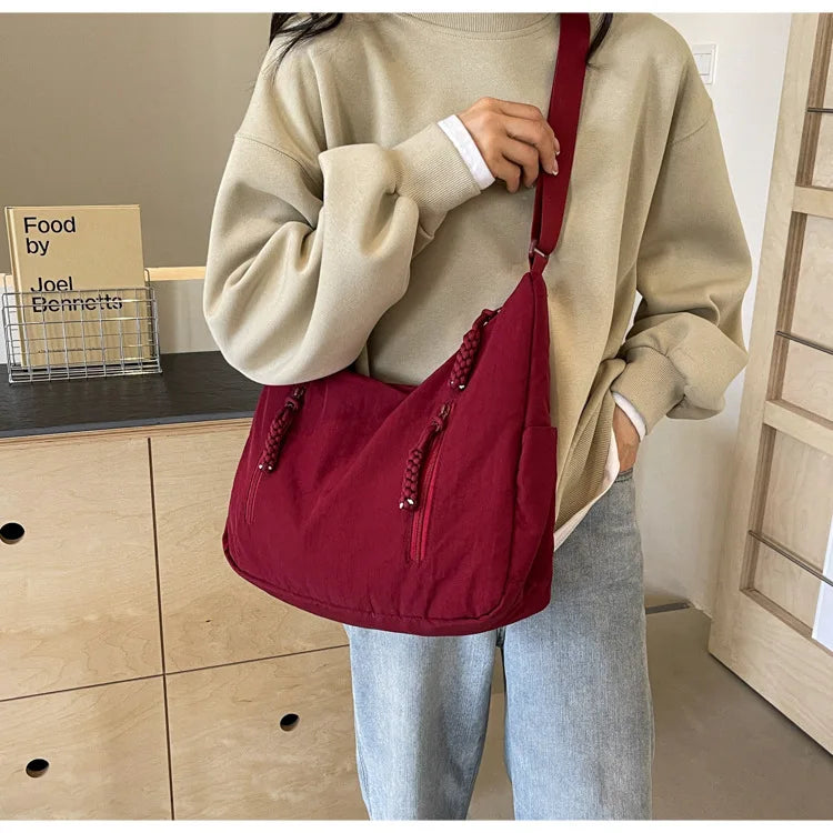 Élégant sac besace léger en nylon, compagnon parfait pour le voyage ou l'usage quotidien des femmes.