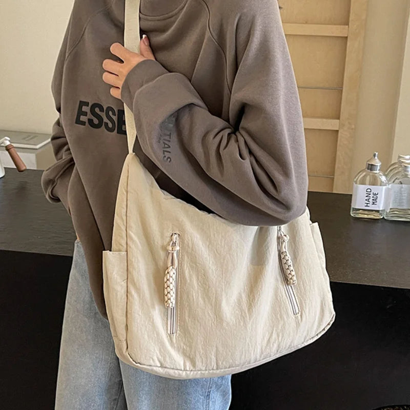 Sac d'épaule léger et pratique en nylon pour femme, avec multiples compartiments pour une organisation optimale.