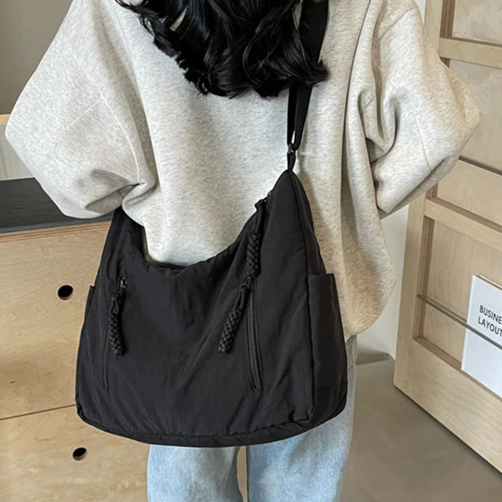 Sac bandoulière mode pour femme active, en nylon léger et durable, parfait pour tous les jours.