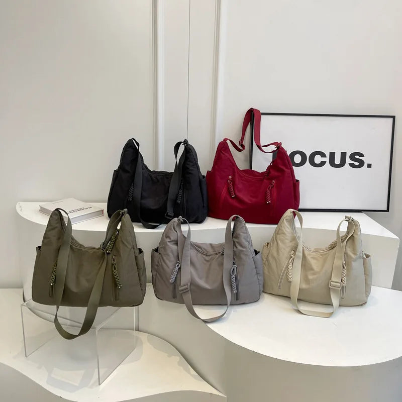 Accessoire essentiel: sac besace léger pour femme, confortable à porter à l'épaule pour le voyage.