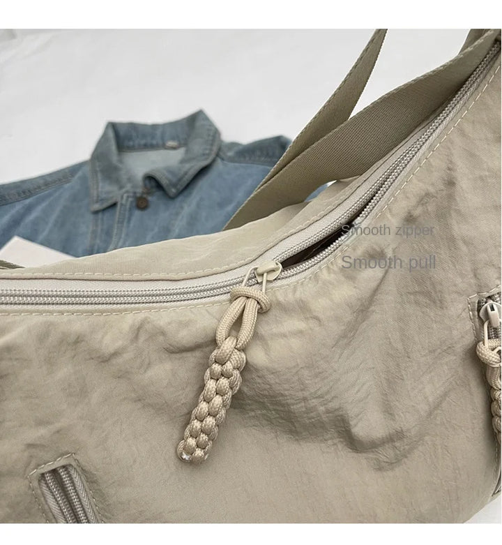 Sac à main besace en nylon, ultraléger et stylé, conçu pour les femmes qui aiment la praticité.