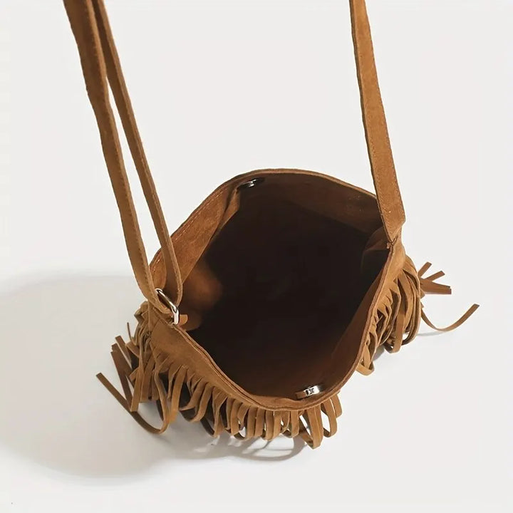 Élégant sac à main bohème en suédine camel pour femme avec de longues franges, style tendance.