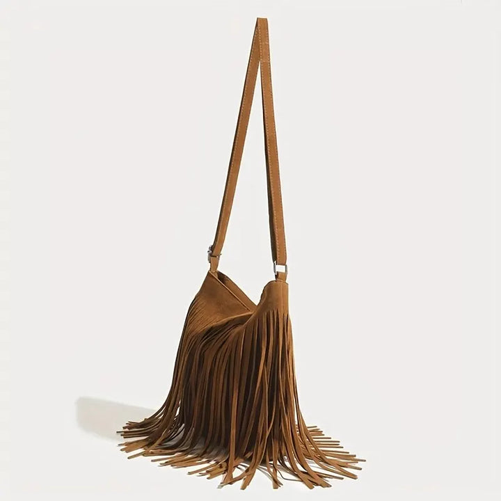 Sac bandoulière femme camel à franges, style bohème chic, parfait pour un look mode décontracté.