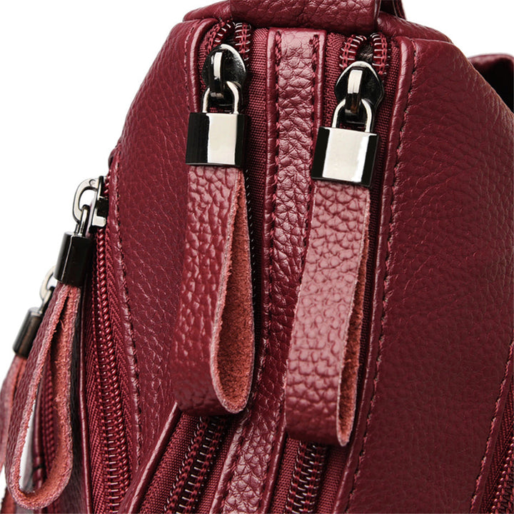 Sac bandoulière bordeaux pour femme, en similicuir. Design élégant et sangle réglable pour plus de confort.