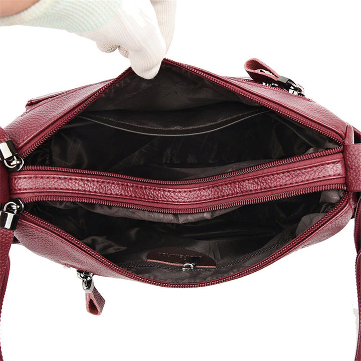Accessoire mode femme: sac bandoulière bordeaux en similicuir, pratique et élégant pour toute occasion.